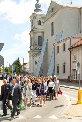 Przemarsz uczestników Jubileuszu Szkoły